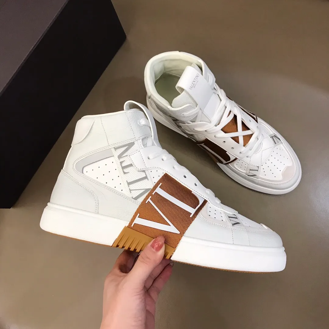 p480 "VALETINO**" new high-top 🆕 calfskin lace-up sneakers. No man should be able to refuse these shoes. The classic color scheme is so handsome! Purchase a high-precision replica of the original version to instantly sell off the market currency! 6 VLTN logo rubber effect straps - Valentino Garavani Logo printed on the back and tongue, all materials are customized to ensure quality! Size: 38-44